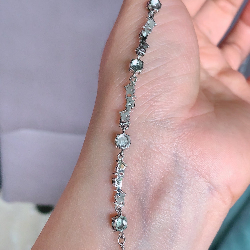 冰润翡翠满绿蛋面手链，水水润润，珠圆玉润，颜色鲜艳，妙明清净，清秀高雅，佩戴效果优雅迷人！性价比超值 W502.9  取一尺寸：5-3.5mm  裸石尺寸：4.5mm