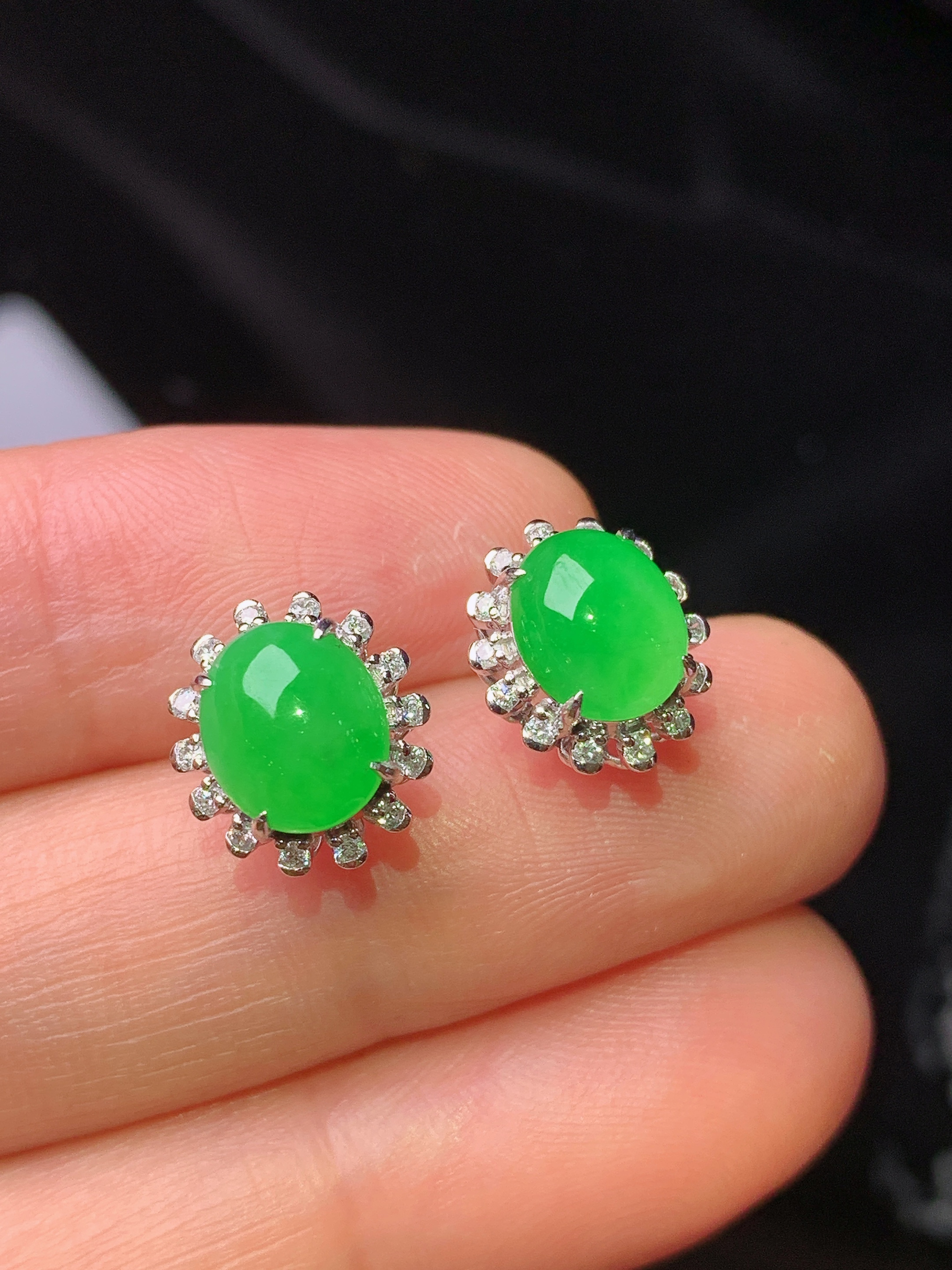 18k金钻镶嵌满绿蛋面耳钉 玉质细腻 色泽艳丽 整体尺寸10.8*9.5*7.2b2