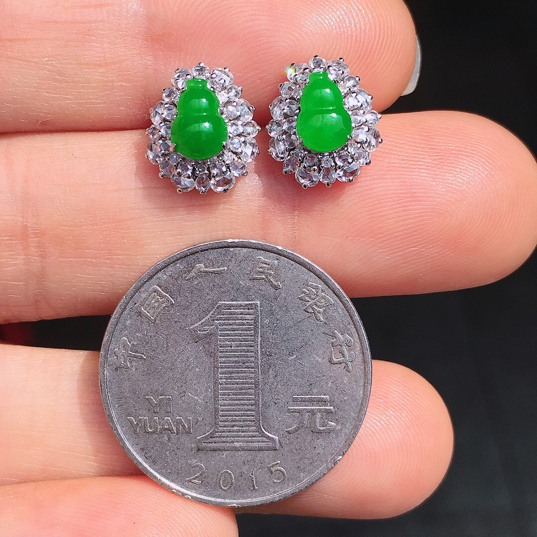 阳绿葫芦耳钉，色泽均匀艳丽，玉质细腻，荧光感超
强，饱满圆润，尽显优雅气质，18k
金豪华镶嵌
