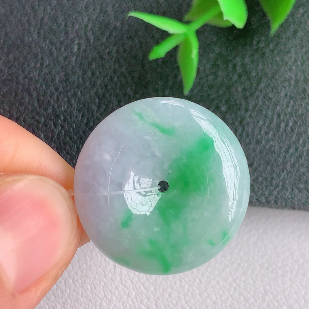 冰润飘花平安扣吊坠，厚装饱满，冰润剔透，细腻水足，种质润泽，飘花灵动，佩戴优雅大气，W49.9   尺寸：24-5.6mm