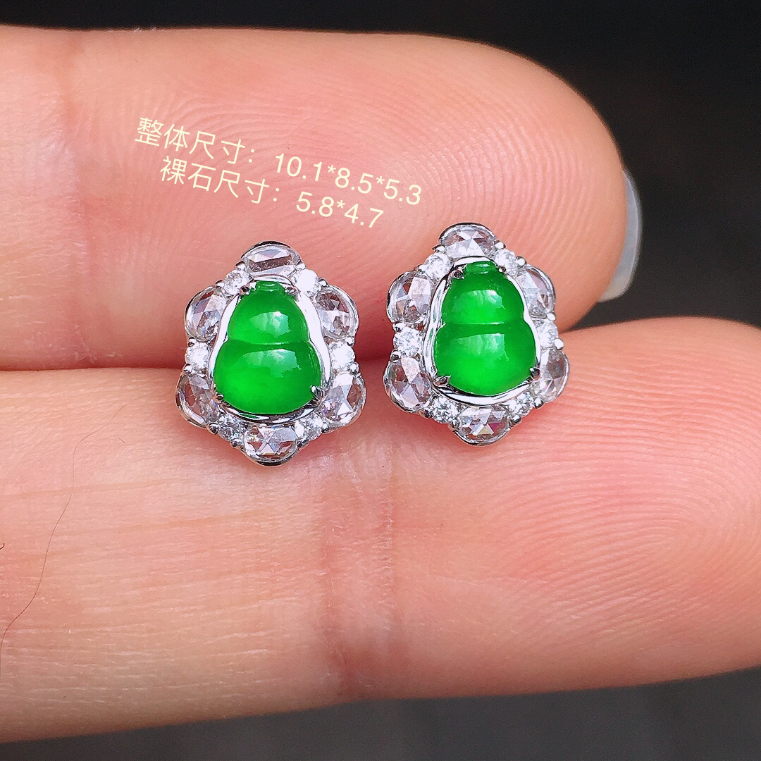 阳绿葫芦耳钉，色泽均匀艳丽，玉质细腻，荧光感超
强，饱满圆润，尽显优雅气质，18k
金豪华镶嵌