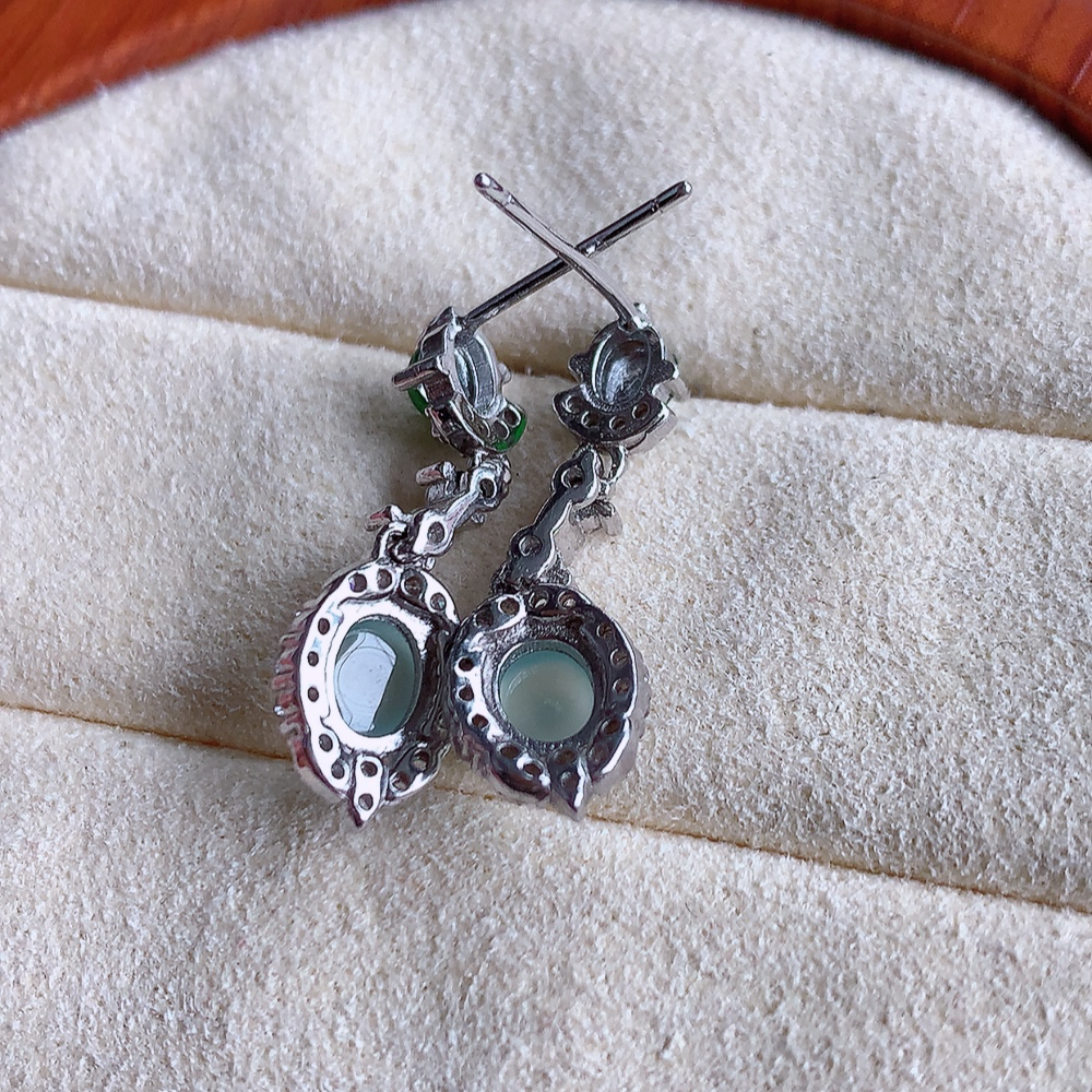 冰透翡翠925银镶嵌蛋面耳钉，自然光实拍，翠色灵动，颜色漂亮，种老水足，品相佳，佩戴佳品！W502.9  取一整体尺寸：23-7.7-4.5mm  裸石尺寸：5.5mm