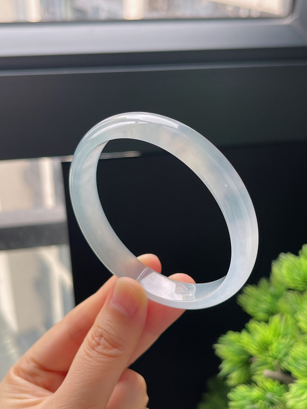 正圈58.5圈口，翡翠冰种淡蓝色手镯