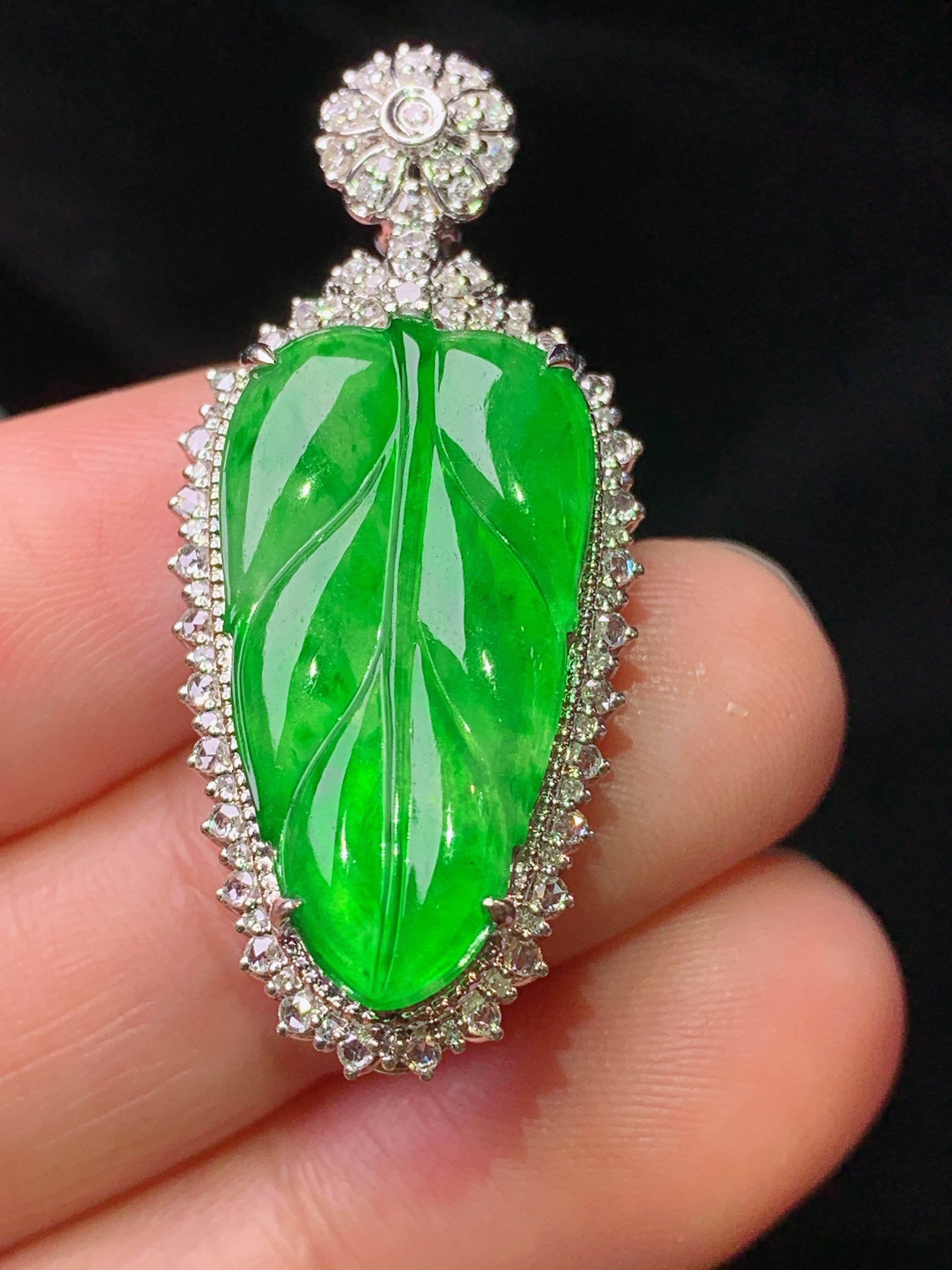 18k金钻镶嵌满绿树叶吊坠 玉质细腻 色泽艳丽 整体尺寸36.6*16.3*9.5c2