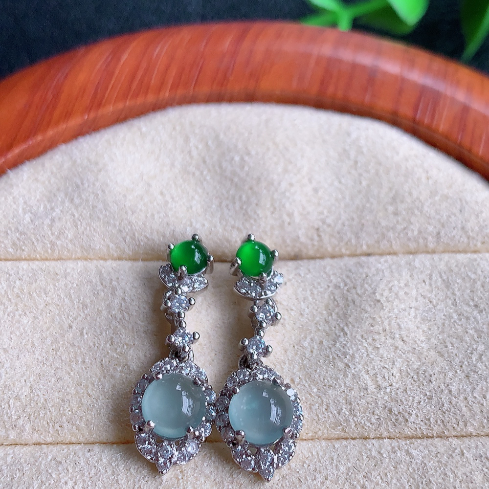 冰透翡翠925银镶嵌蛋面耳钉，自然光实拍，翠色灵动，颜色漂亮，种老水足，品相佳，佩戴佳品！W502.9  取一整体尺寸：23-7.7-4.5mm  裸石尺寸：5.5mm