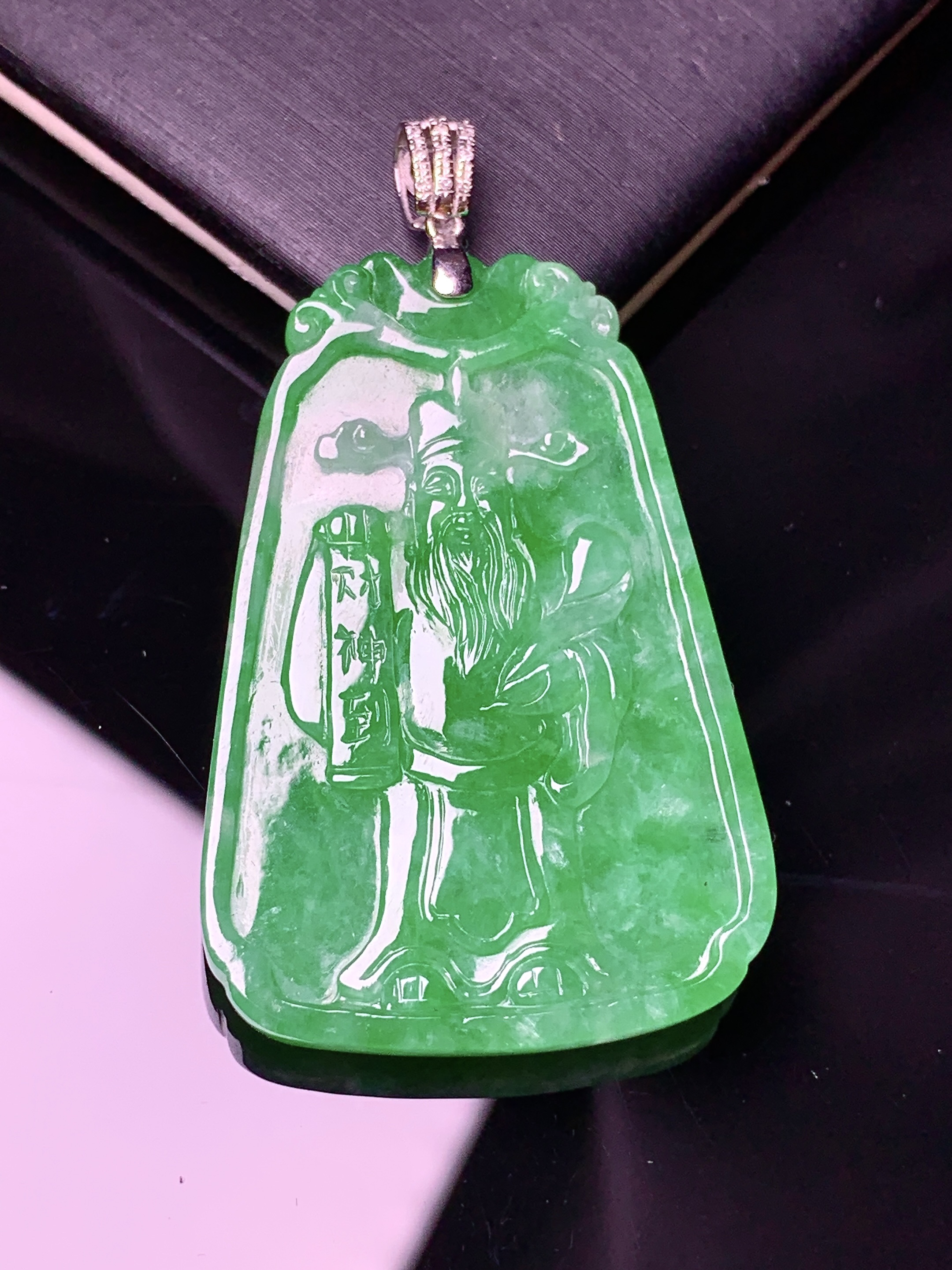 18k金钻镶嵌翠绿财神吊坠 玉质细腻 色泽艳丽 整体尺寸46.5*25.8*3.8z1