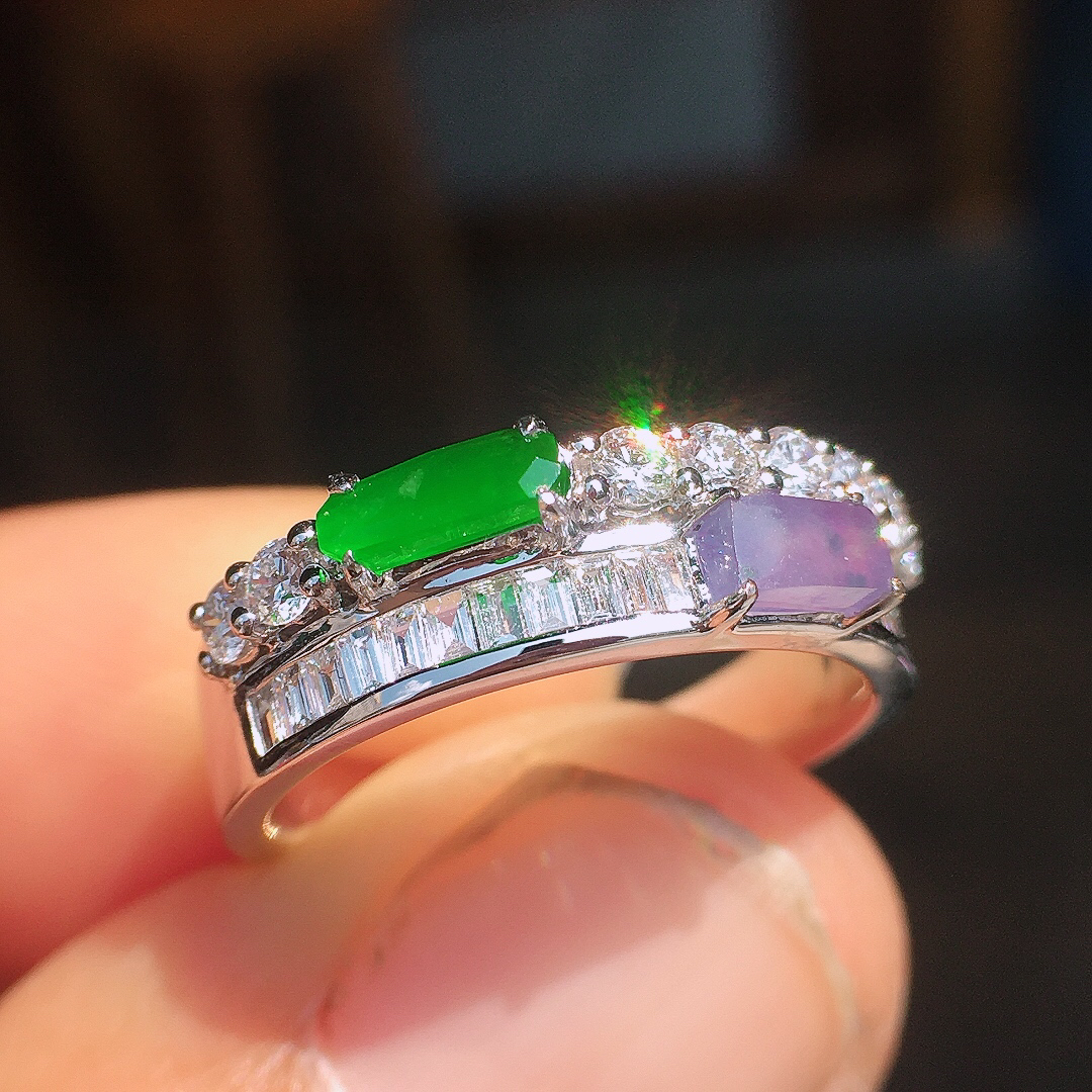 （紫+绿）二合一戒指，色泽均匀艳丽，玉质细腻，荧光感超
强，饱满圆润，尽显优雅气质，18k
金豪华镶嵌