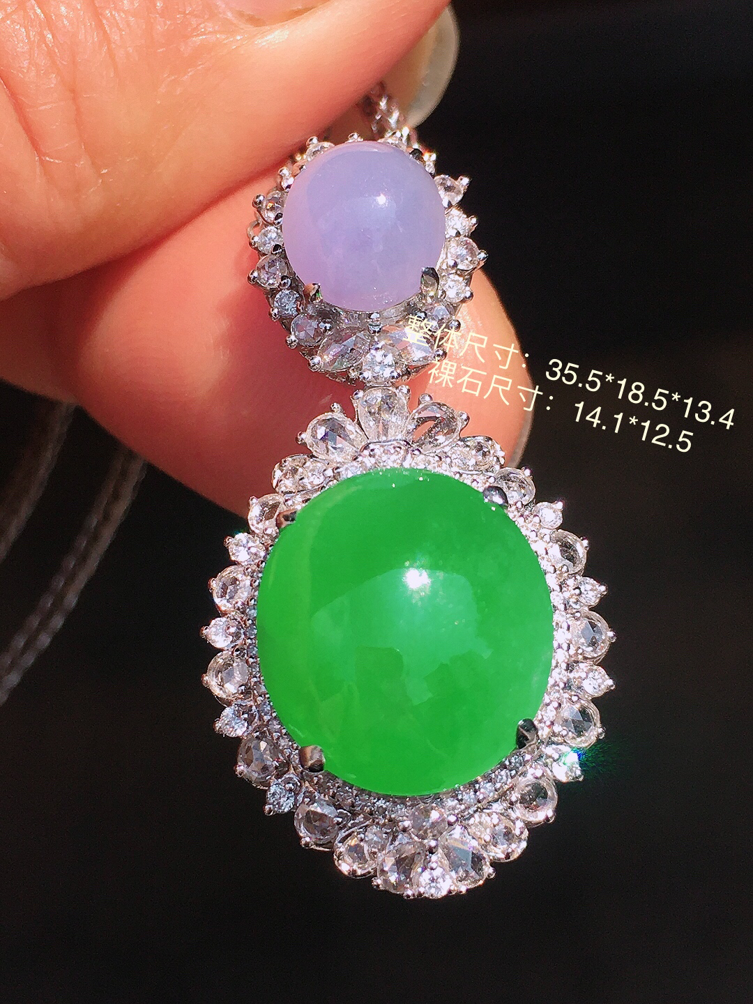 （紫+绿）二合一吊坠，色泽均匀艳丽，玉质细腻，荧光感超
强，饱满圆润，尽显优雅气质，18k
金豪华镶嵌