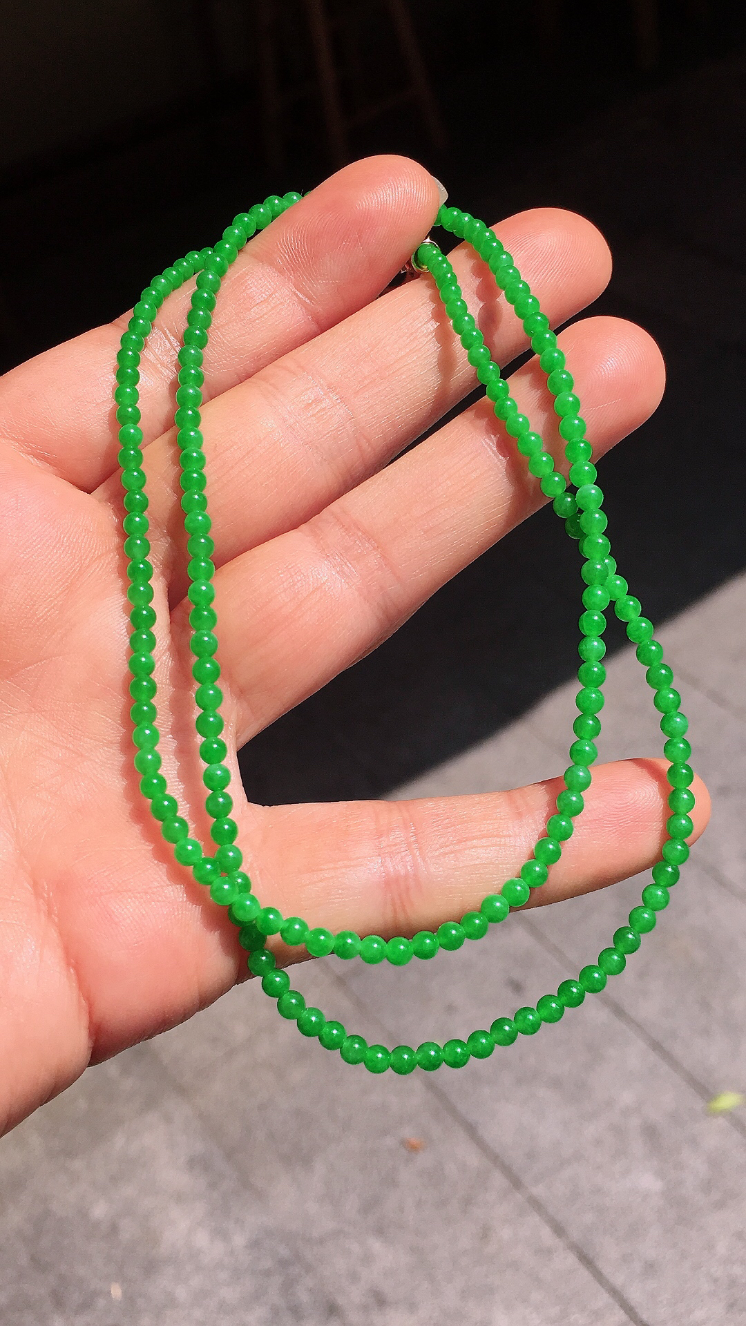 阳绿小米珠项链，色泽均匀艳丽，玉质细腻，荧光感超
强，饱满圆润，尽显优雅气质，