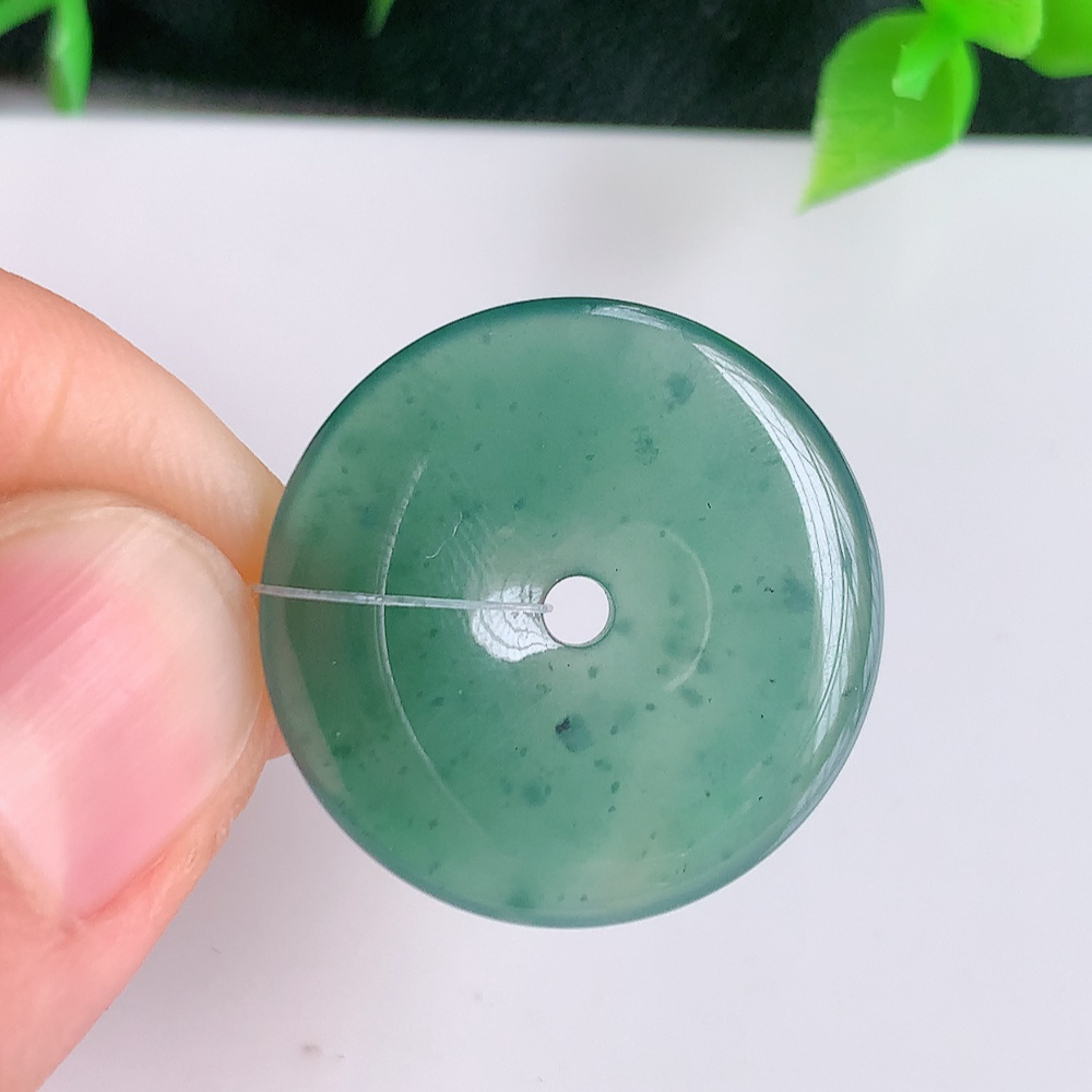 蓝冰平安扣吊坠，厚装饱满，冰润剔透，细腻水足，种质润泽，飘花灵动，佩戴优雅大气，W49.9   尺寸：24-3.6mm