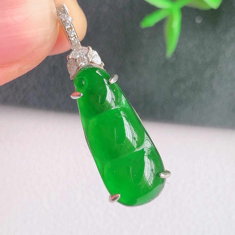 冰润满绿福豆翡翠挂件，老种飘花  冰清玉洁  胶感十足  寓意“四季平安，福气满满”颜色鲜艳，清新自然，饱满通透   W502.9  整体尺寸：32.3-10-7.6mm   裸石尺寸：22-9.2mm