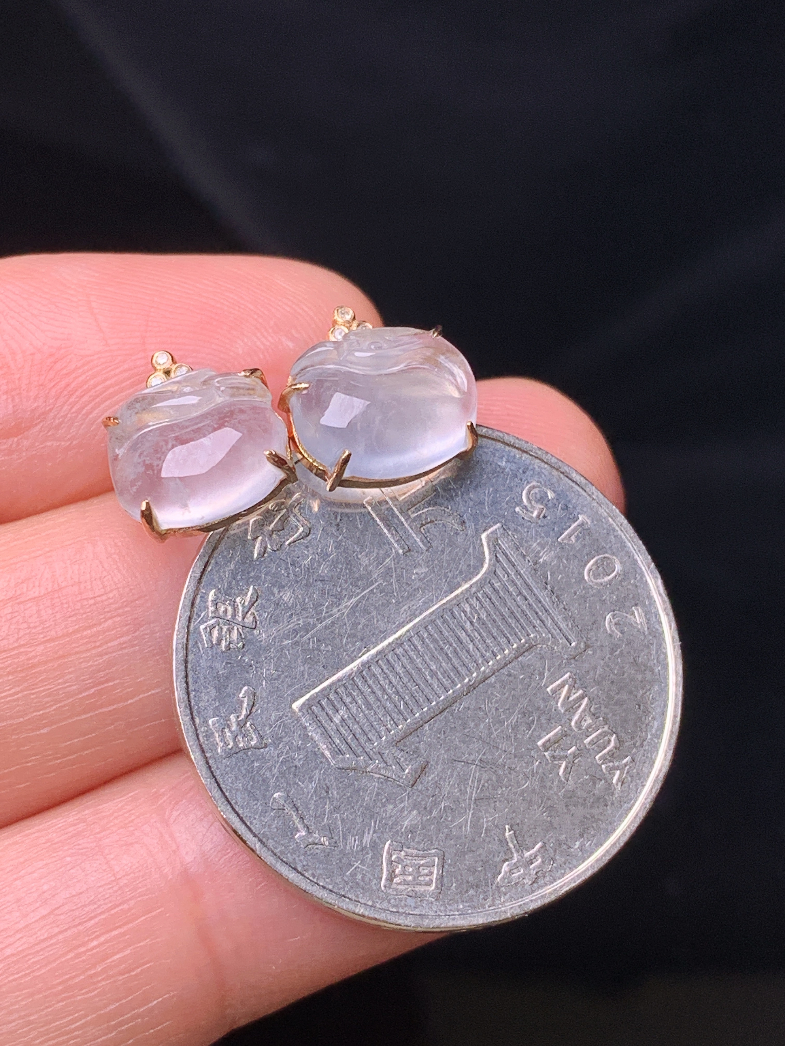 18k金钻镶嵌冰种天天鹅耳钉 玉质细腻 色泽艳丽 整体尺寸7*8.5*3.8z1