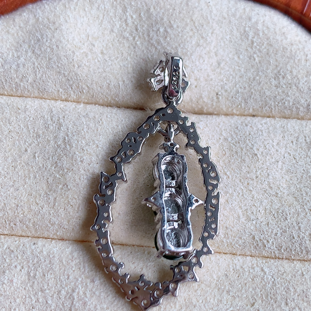 冰润飘绿圆珠翡翠吊坠，质地细腻，清秀高雅，饱满圆润  款式大方经典，颜色鲜艳，沁人心脾，高质量精品   W502.9  整体尺寸：32.8-15.8-4mm   裸石尺寸：4mm