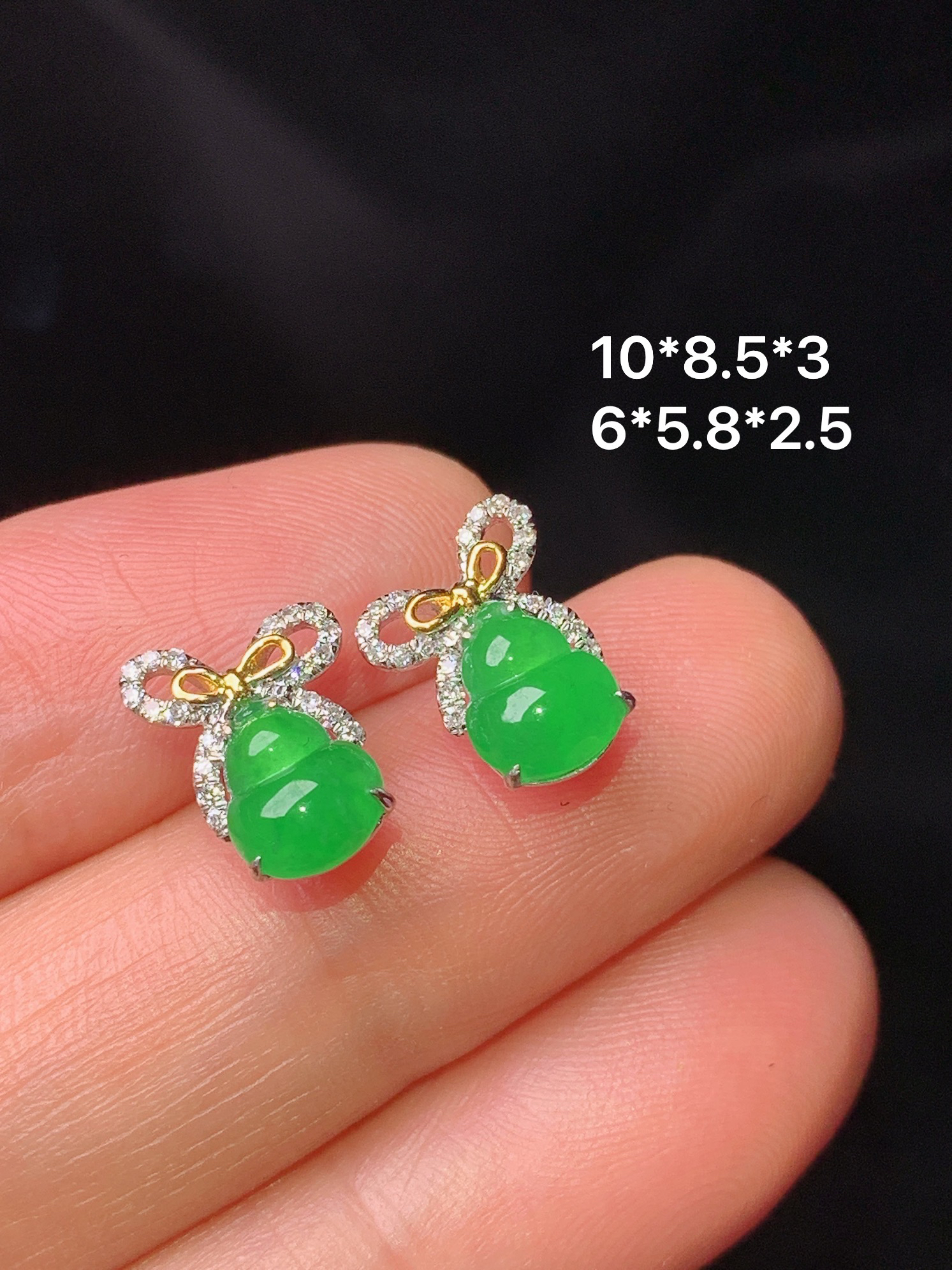 18k金钻镶嵌满绿葫芦耳钉 玉质细腻 色泽艳丽 整体尺寸10*8.5*3yz