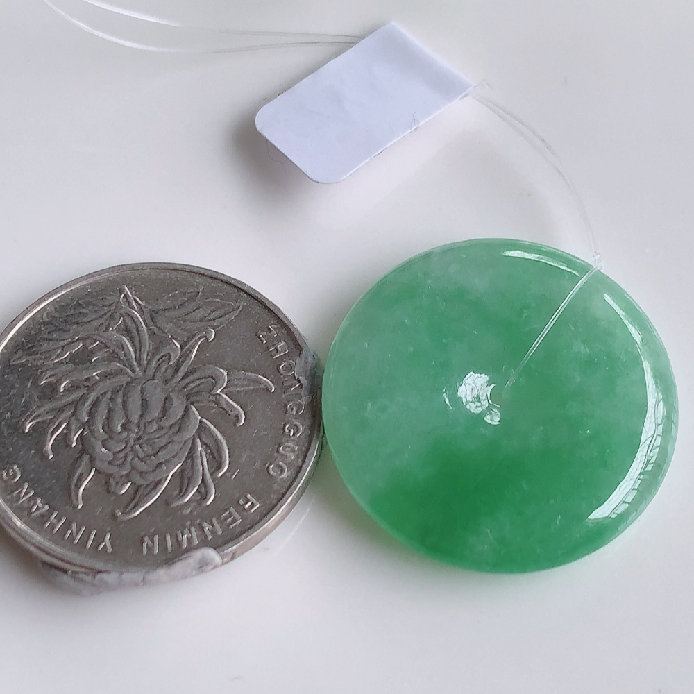 冰润飘花平安扣吊坠，厚装饱满，冰润剔透，细腻水足，种质润泽，飘花灵动，佩戴优雅大气，W49.9   尺寸：24.8-4.8mm