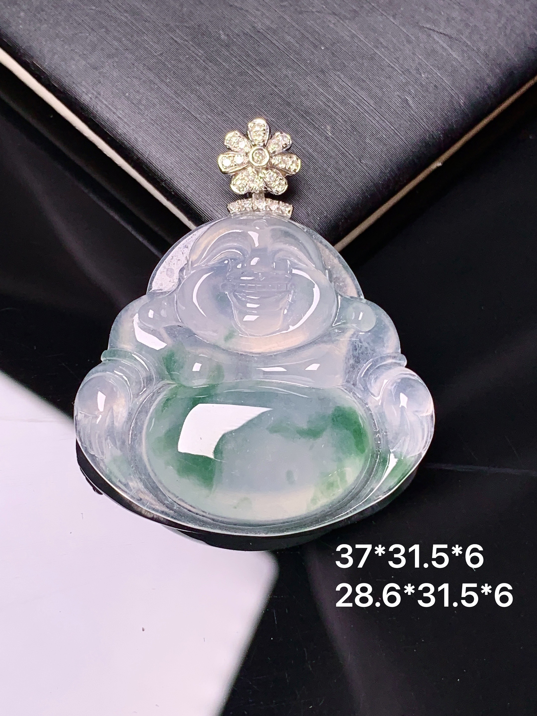 18k金钻镶嵌冰种飘绿佛公吊坠 玉质细腻 色泽艳丽 整体尺寸37*31.5*6