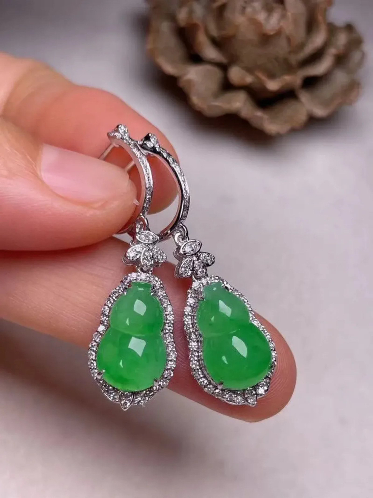 冰种阳绿葫芦耳坠、真金真钻镶嵌，种水好，玉质细腻 .裸石尺寸 12.6*7.9‘