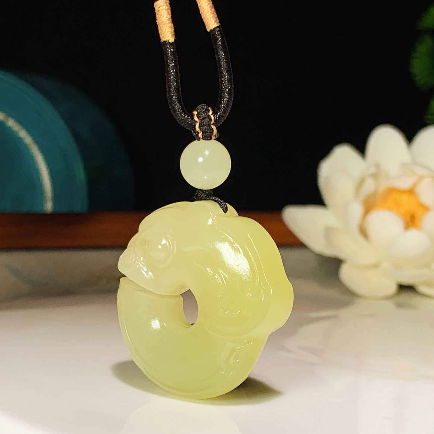 新疆和田玉若羌黄口料玉猪龙挂件。尺寸31/10重19.5克 玉质细腻油润 底色纯净 脂粉好，品质好。lt250112