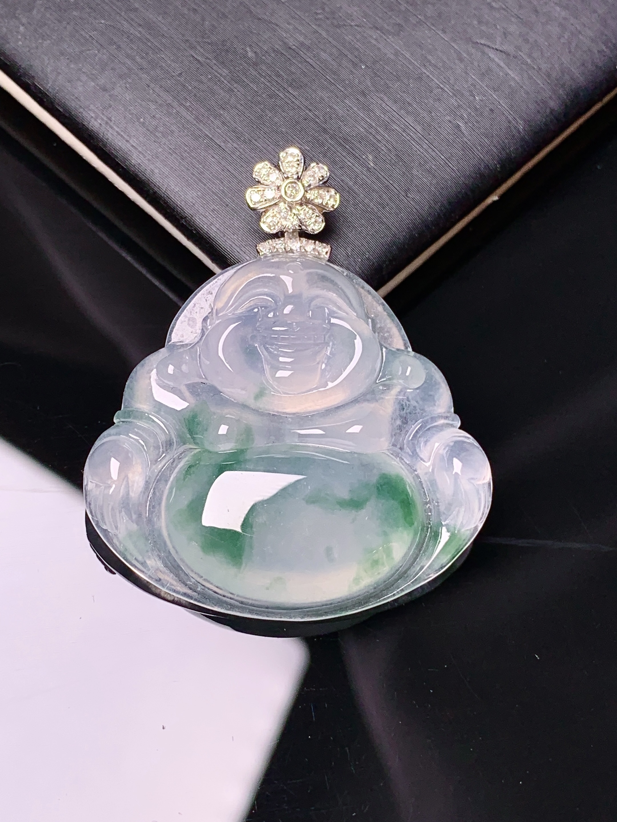 18k金钻镶嵌冰种飘绿佛公吊坠 玉质细腻 色泽艳丽 整体尺寸37*31.5*6