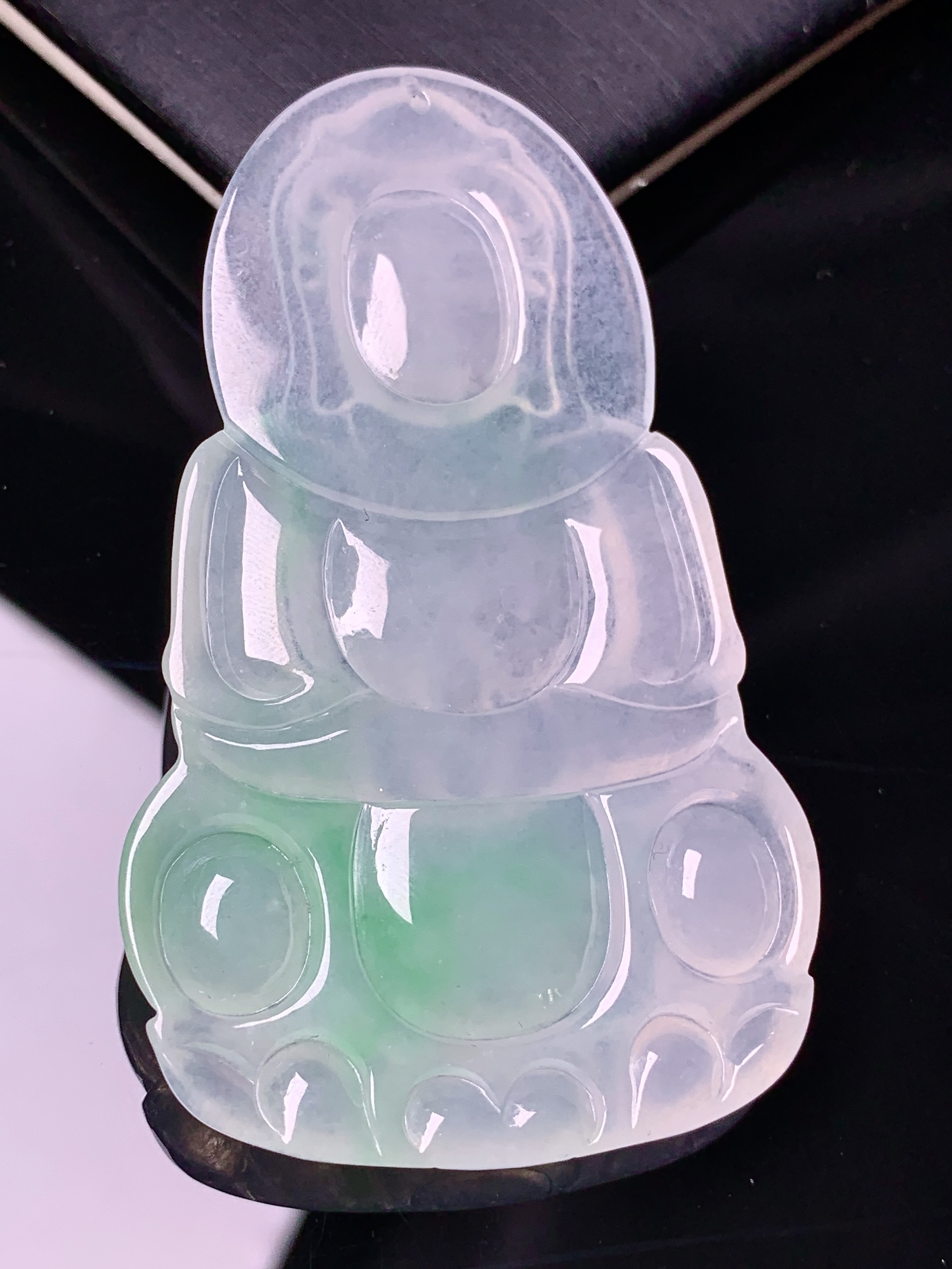 冰种飘绿观音吊坠 玉质细腻 色泽艳丽 整体尺寸64.2*38.8*5.5x1