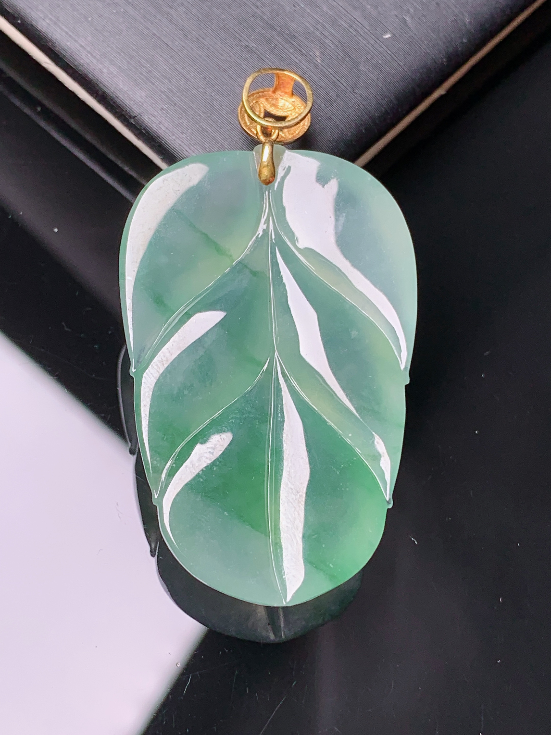 18k金钻镶嵌吊坠 玉质细腻 色泽艳丽 整体尺寸42.2*22.6*6.2m1