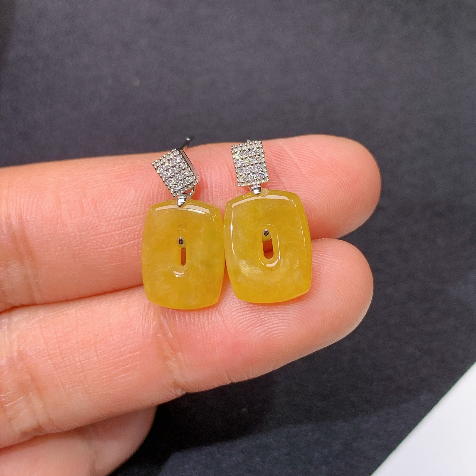 冰黄翡平扣耳坠，18k金镶嵌，简约时尚，冰润鲜艳，种水足，Be 尺寸11.3*8.8*2.8