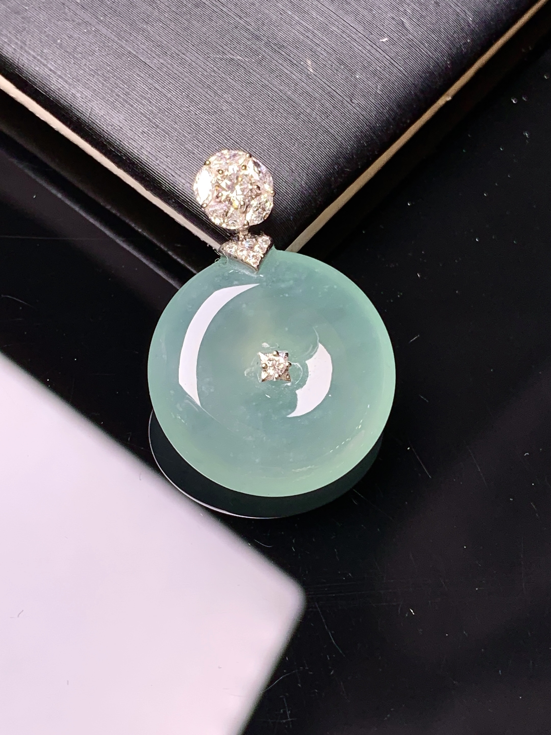 18k金钻镶嵌冰种平安扣吊坠 玉质细腻 色泽艳丽 整体尺寸25*17.8*5.2c1