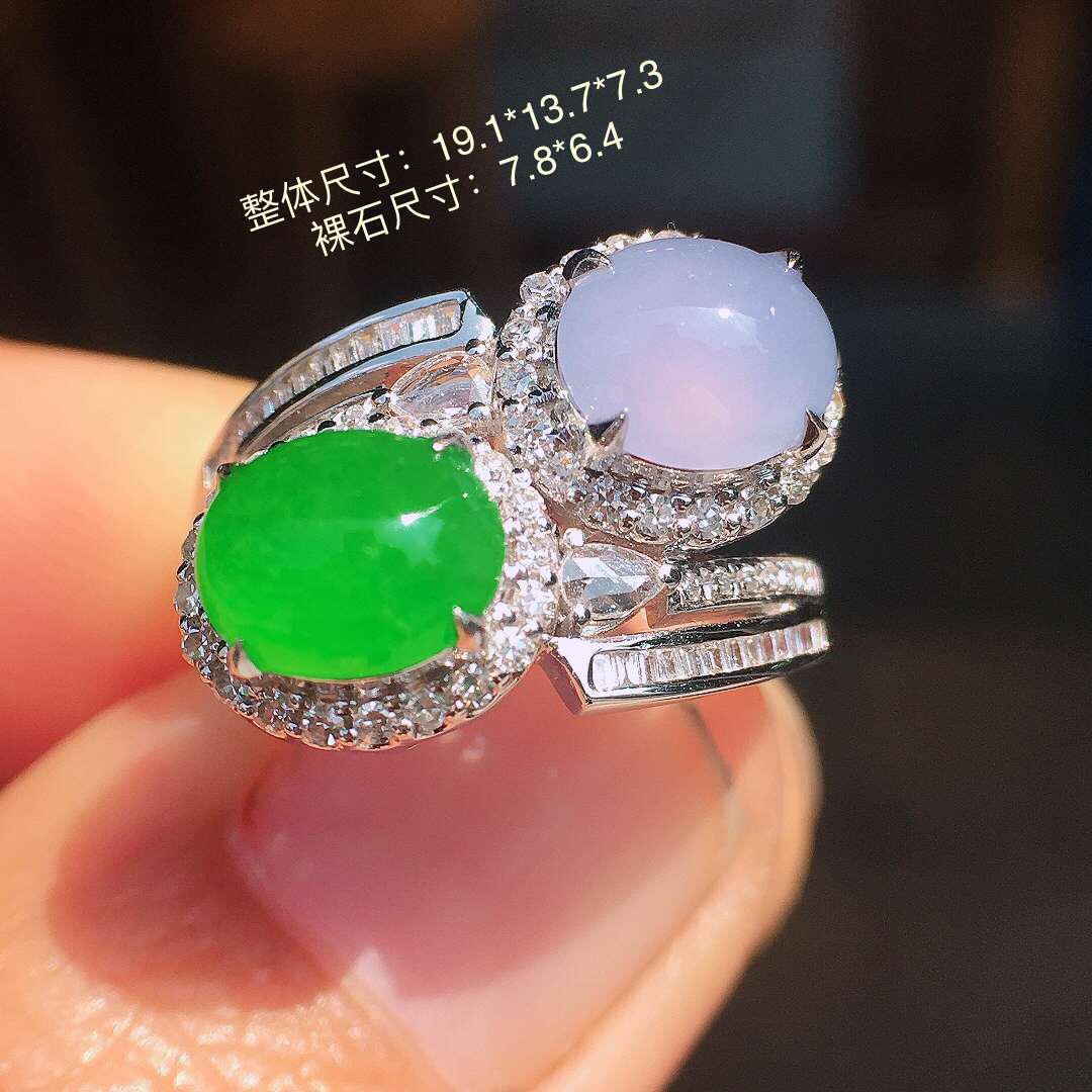 （紫+绿）二合一戒指，色泽均匀艳丽，玉质细腻，荧光感超
强，饱满圆润，尽显优雅气质，18k
金豪华镶嵌