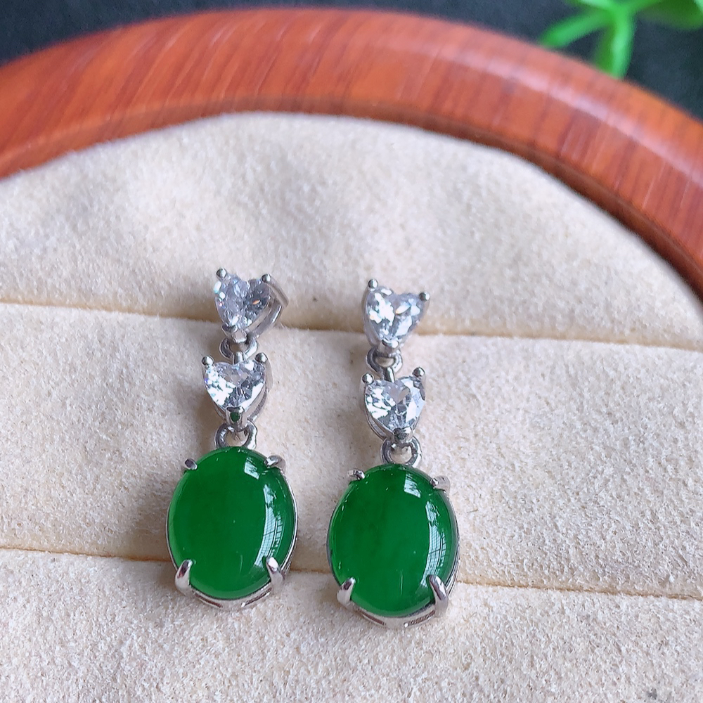 冰透满绿翡翠925银镶嵌耳钉，自然光实拍，翠色灵动，颜色漂亮，种老水足，品相佳，佩戴佳品！W502.