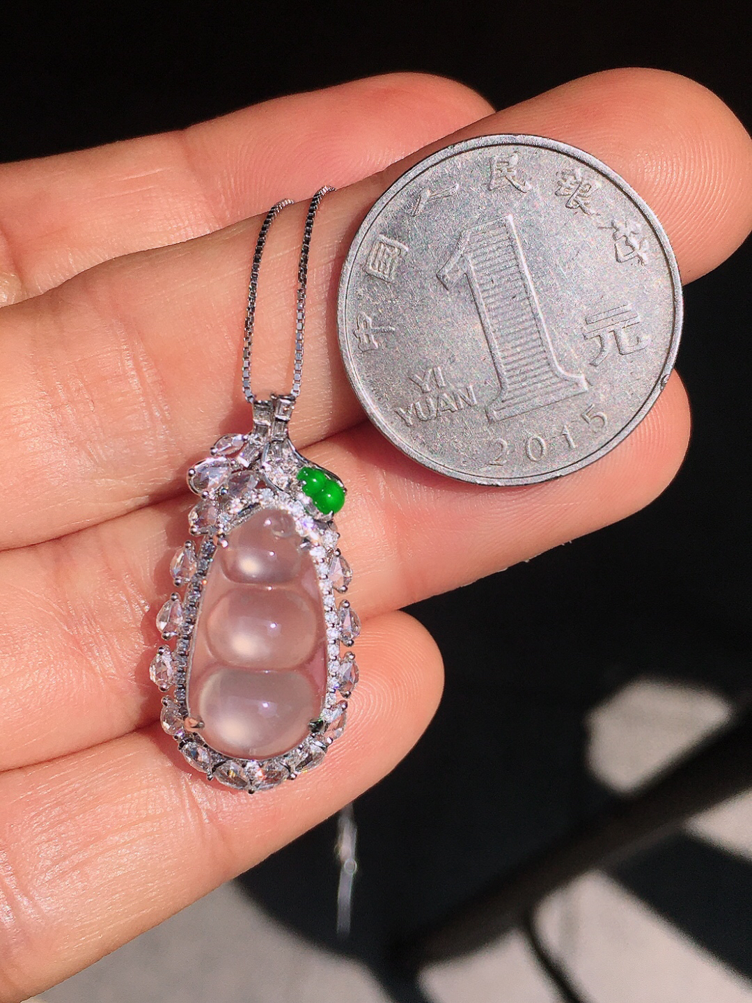 玻璃种福豆吊坠，玉质细腻，荧光感超
强，饱满圆润，尽显优雅气质，18k
金豪华镶嵌