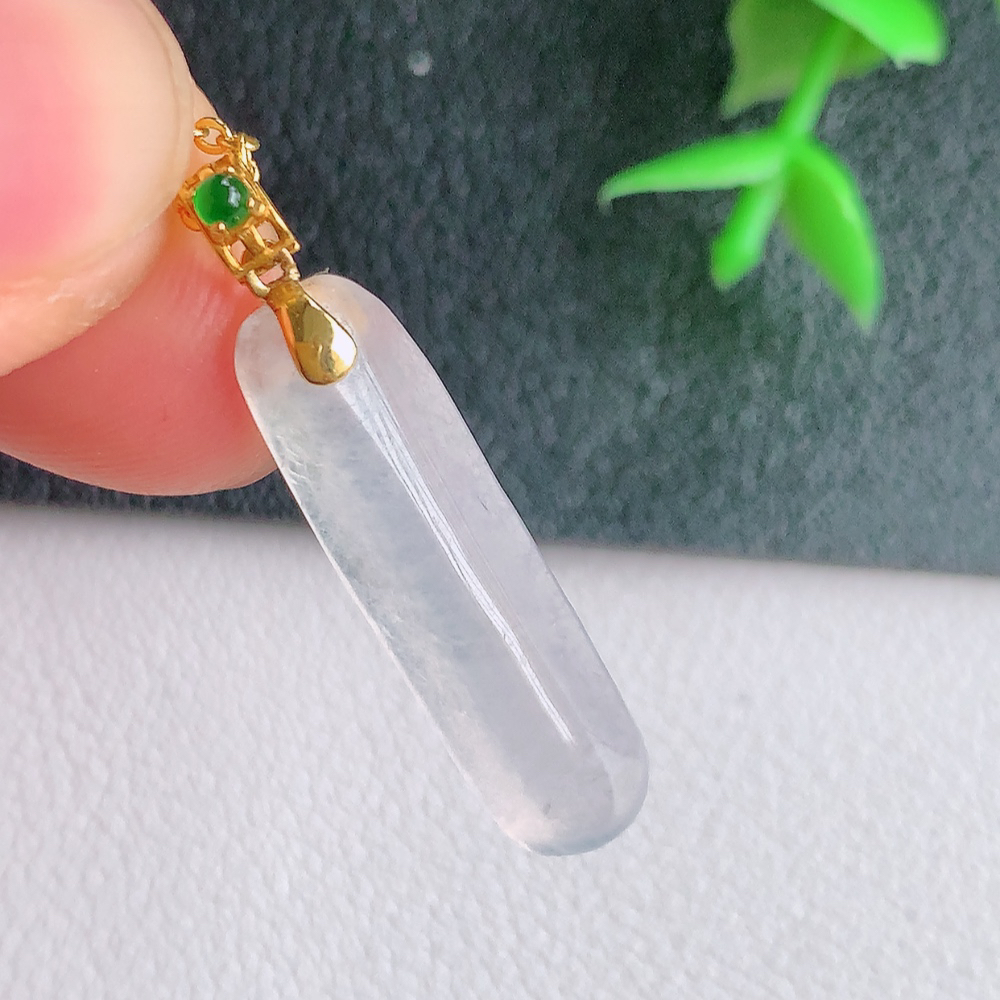 冰无事牌翡翠吊坠，平平安安，万事如意，沁人心脾，清秀高雅，18k金镶嵌   W142.9 尺寸： 26.8-7.3-4mm