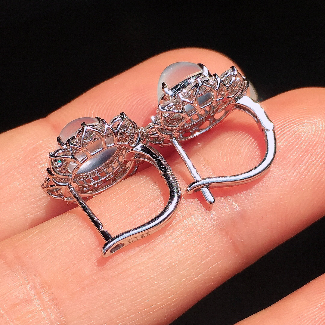 玻璃种蛋面耳钉，玉质细腻，荧光感超
强，饱满圆润，尽显优雅气质，18k
金豪华镶嵌