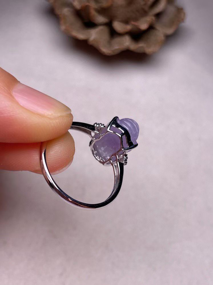 冰糯种紫罗兰貔貅戒指、真金真钻镶嵌，种水好，玉质细腻 .裸石尺寸 11.0*8.1