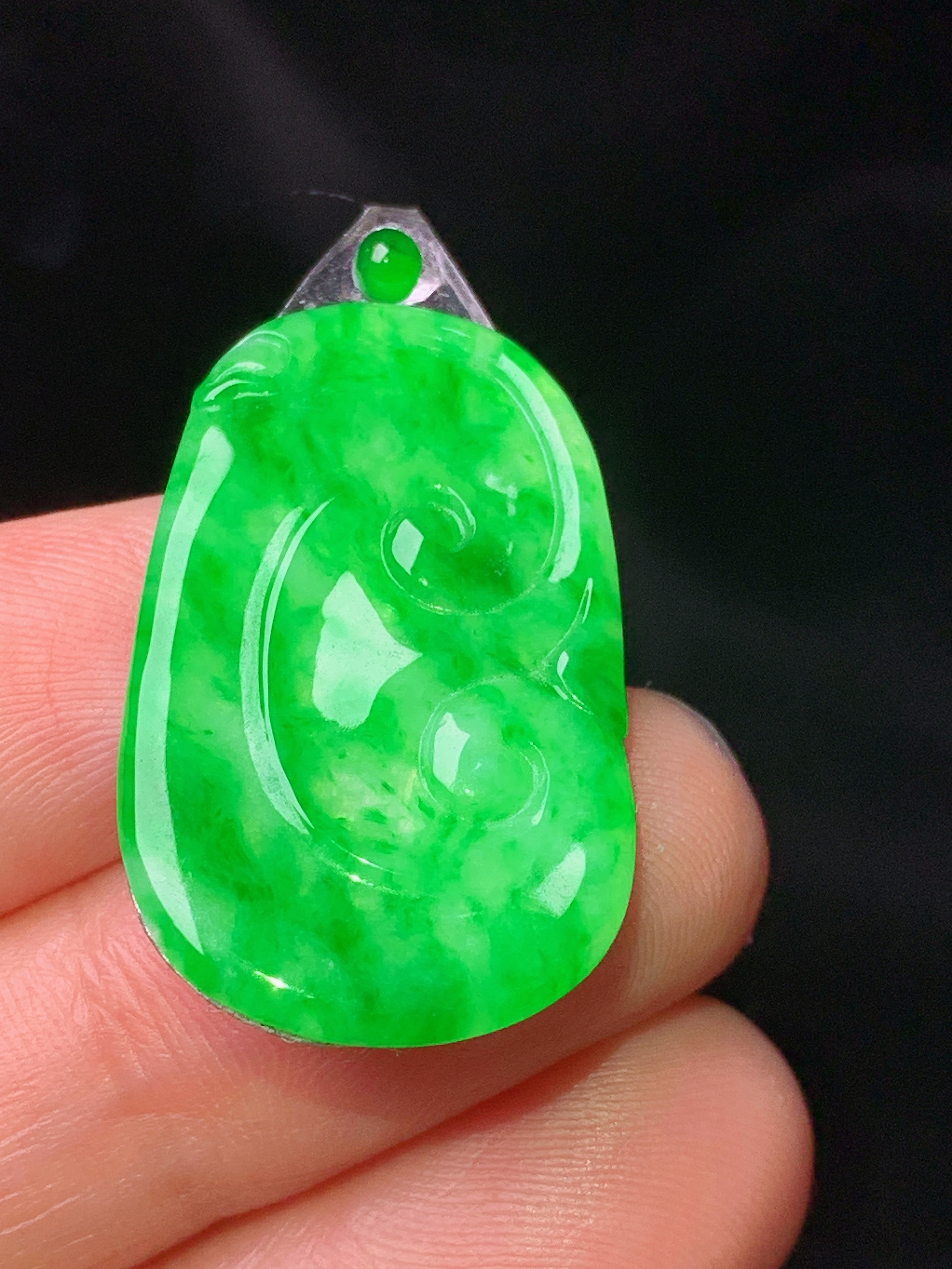 镶嵌款 翠绿如意吊坠 玉质细腻 色泽艳丽 2x整体尺寸28.6*17.5*2