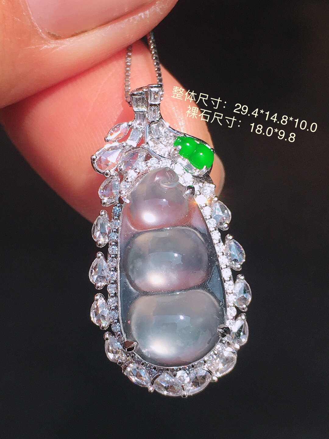 玻璃种福豆吊坠，玉质细腻，荧光感超
强，饱满圆润，尽显优雅气质，18k
金豪华镶嵌