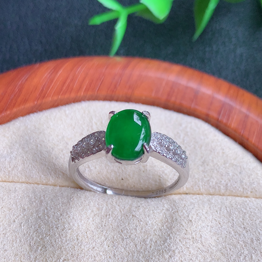 冰润满绿蛋面翡翠戒指  玉质细腻  冰清玉润  飘花灵动  颜色漂亮  W502.9  内径尺寸：17mm  取一裸石尺寸：8.8-6.8mm