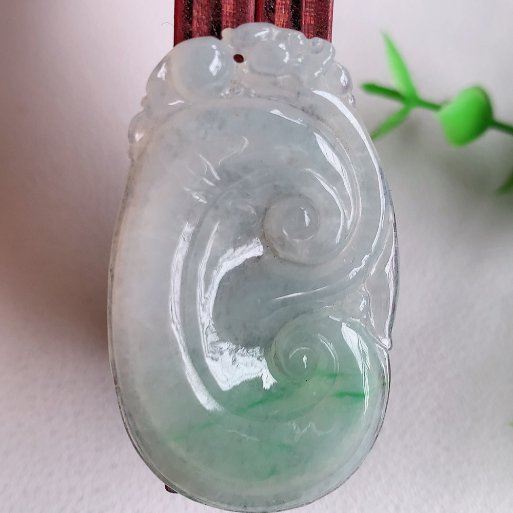 冰润飘花吉祥如意翡翠吊坠  寓意“万事如意，吉祥如意,福寿绵长 心想事成”饱满大气，通透水润  W141.9 尺寸：45-26.5-4.8mm