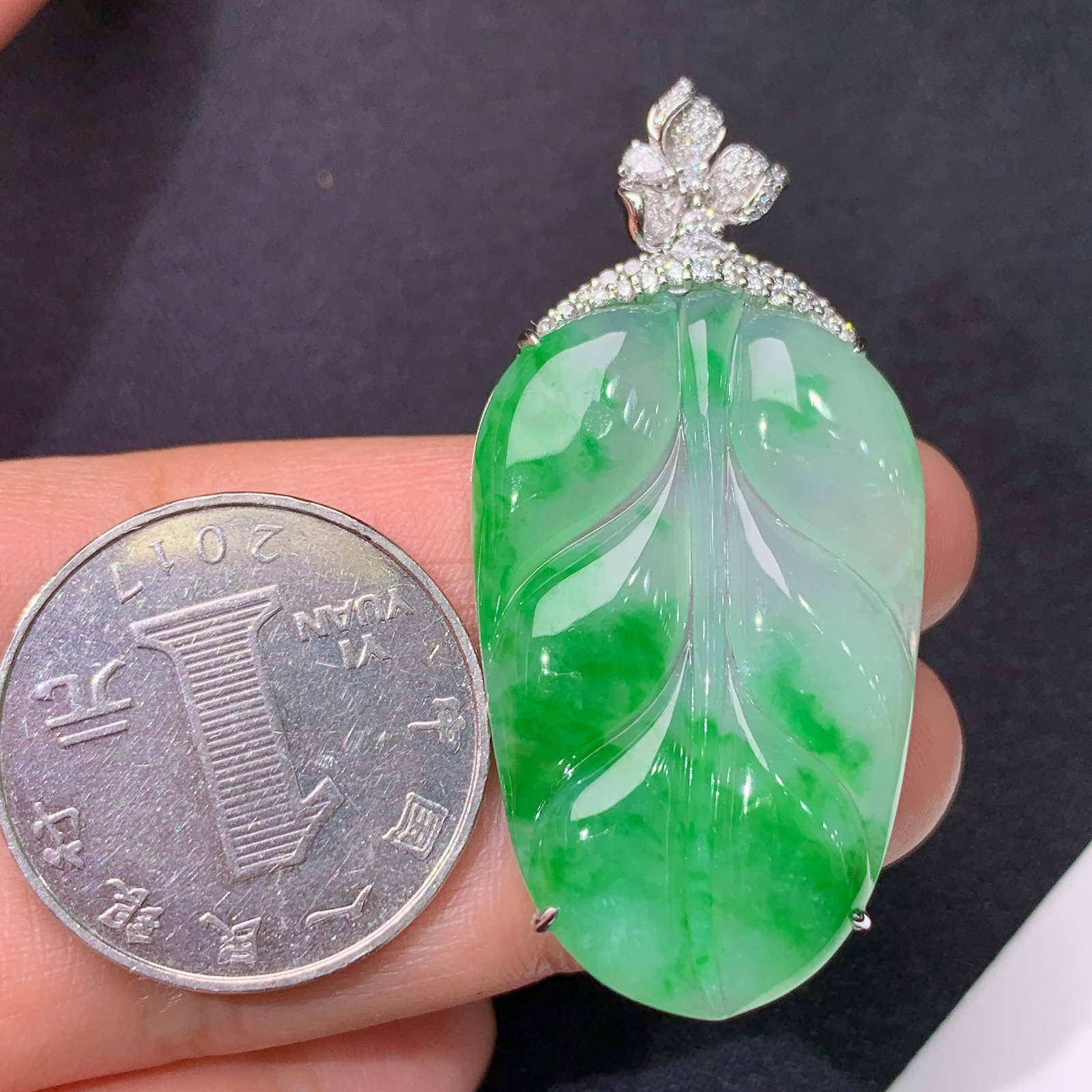 冰飘绿树叶吊坠，18k金镶嵌，冰润色阳，玉质细腻，种水足，Jj 尺寸47.5*22.5*7.2
