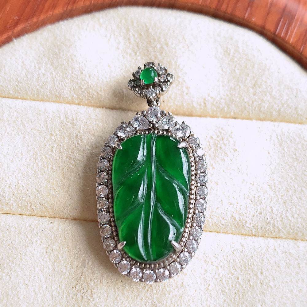 精美925银镶冰润满绿金枝玉叶翡翠吊坠  老种起胶感  飘花灵动  寓意“金枝玉叶，大业有成，一夜成名”  饱满大气，水润通透。W481.9 整体尺寸： 33-16-7.8mm   裸石尺寸：18-12mm