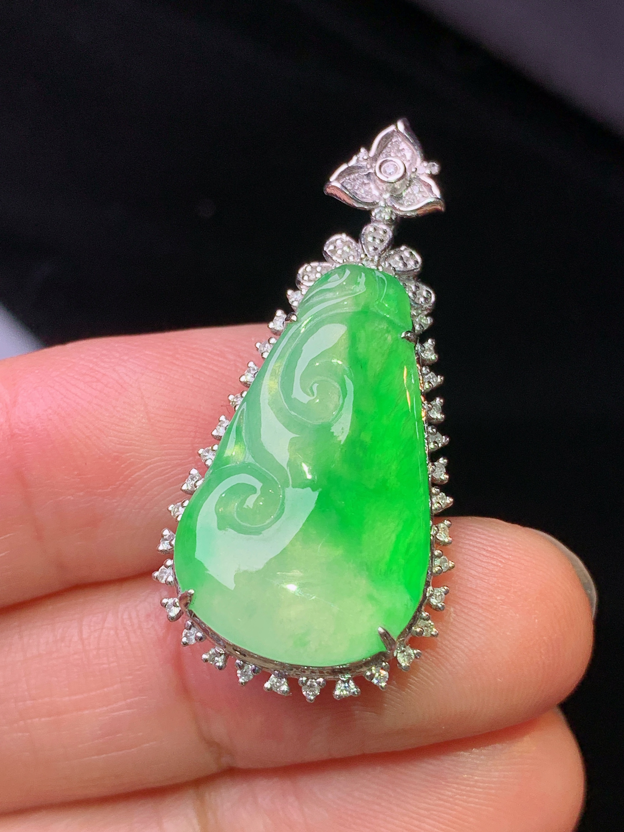 18k金钻镶嵌翠绿如意吊坠 玉质细腻 色泽艳丽 整体尺寸35*16.5*8x2