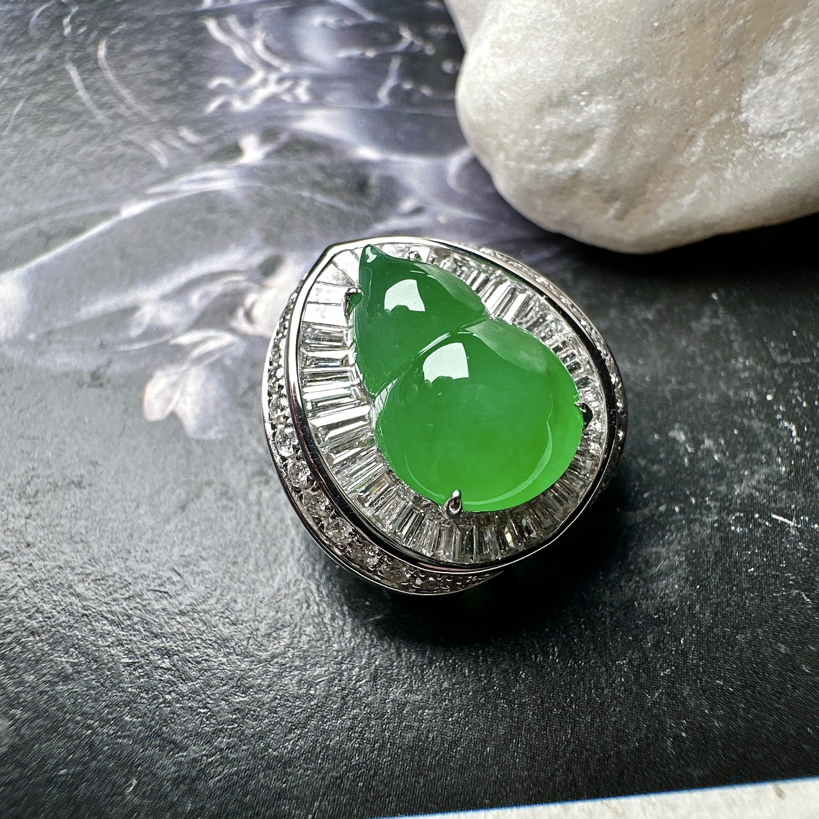 【冰种满绿葫芦吊坠、手链两用款】质地细腻，冰润起光，胶感强烈，冰感明显，18K金钻精美镶嵌，裸石尺寸