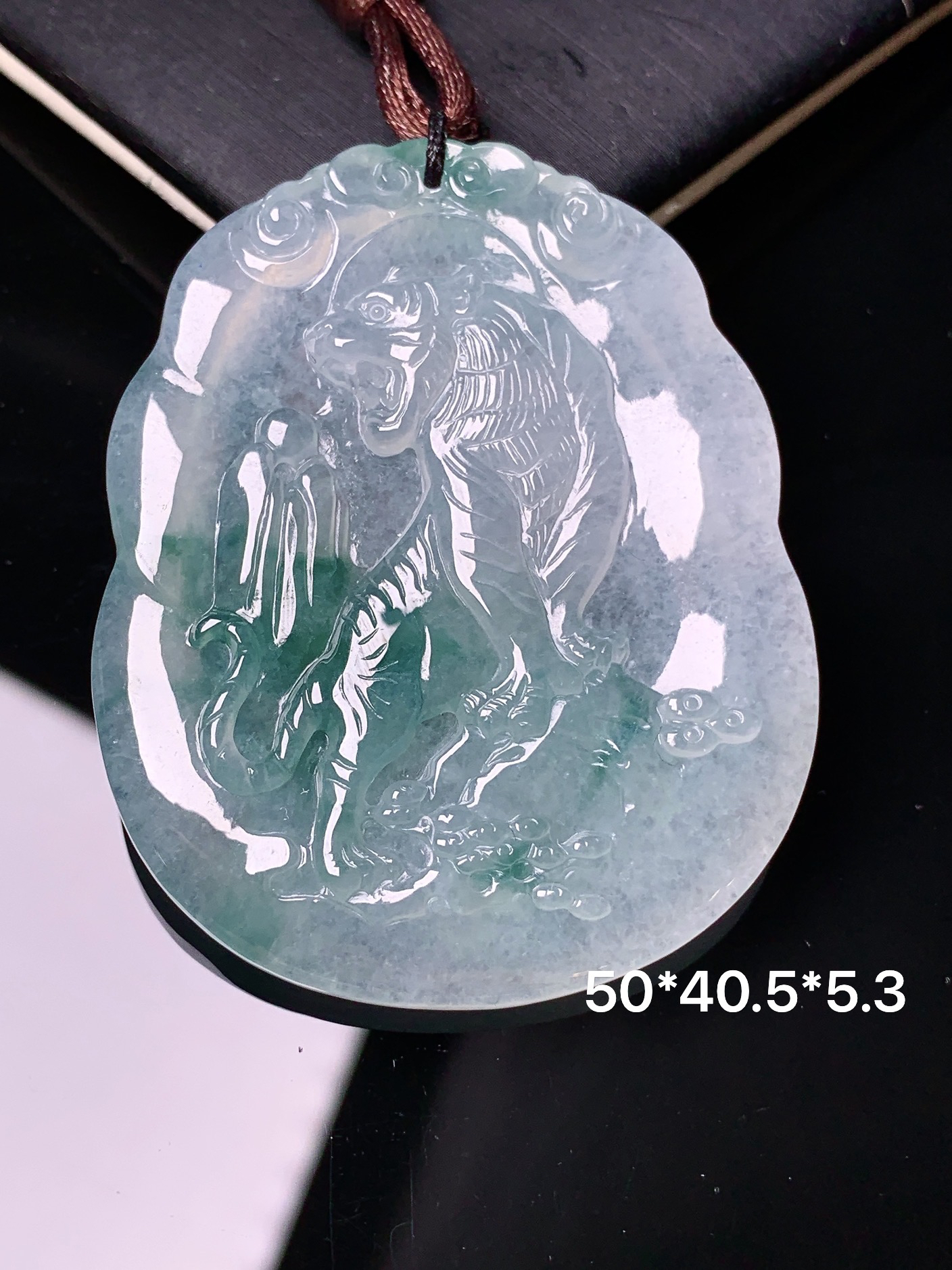 飘绿生肖虎吊坠 玉质细腻 色泽艳丽清新 水润亮眼 整体尺寸50*40.5*5.3b2