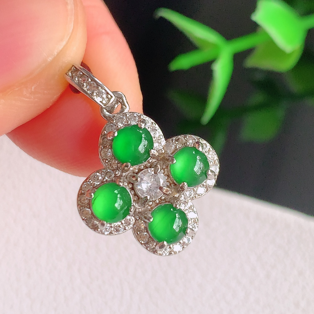 冰润满绿四叶草翡翠吊坠，平平安安，万事如意，沁人心脾，清秀高雅，925银镶  W481.9  整体尺寸：21.8-14.8-5.2mm   裸石尺寸：3.5mm