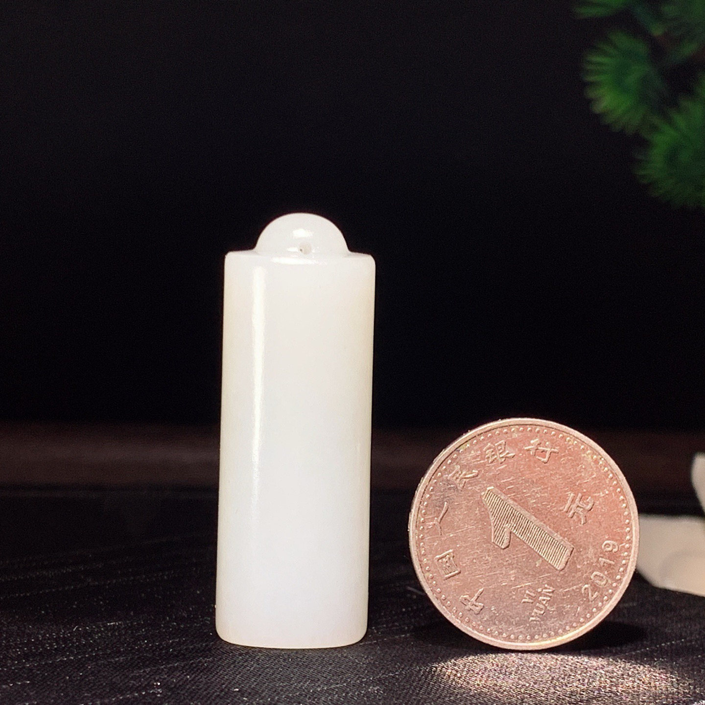 新疆和田玉平安无事牌挂件。尺寸41/15/13重18克。玉质细腻油润。手推出油。佩戴高端典雅。lt260310