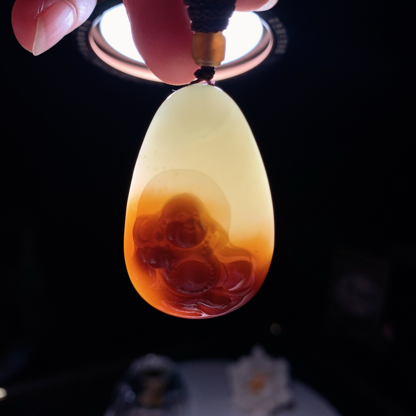 新疆和田玉白且末糖佛引福来挂件。尺寸41/26/16重27克。玉质细腻油润。手推出油。佩戴高端典雅。lt260309