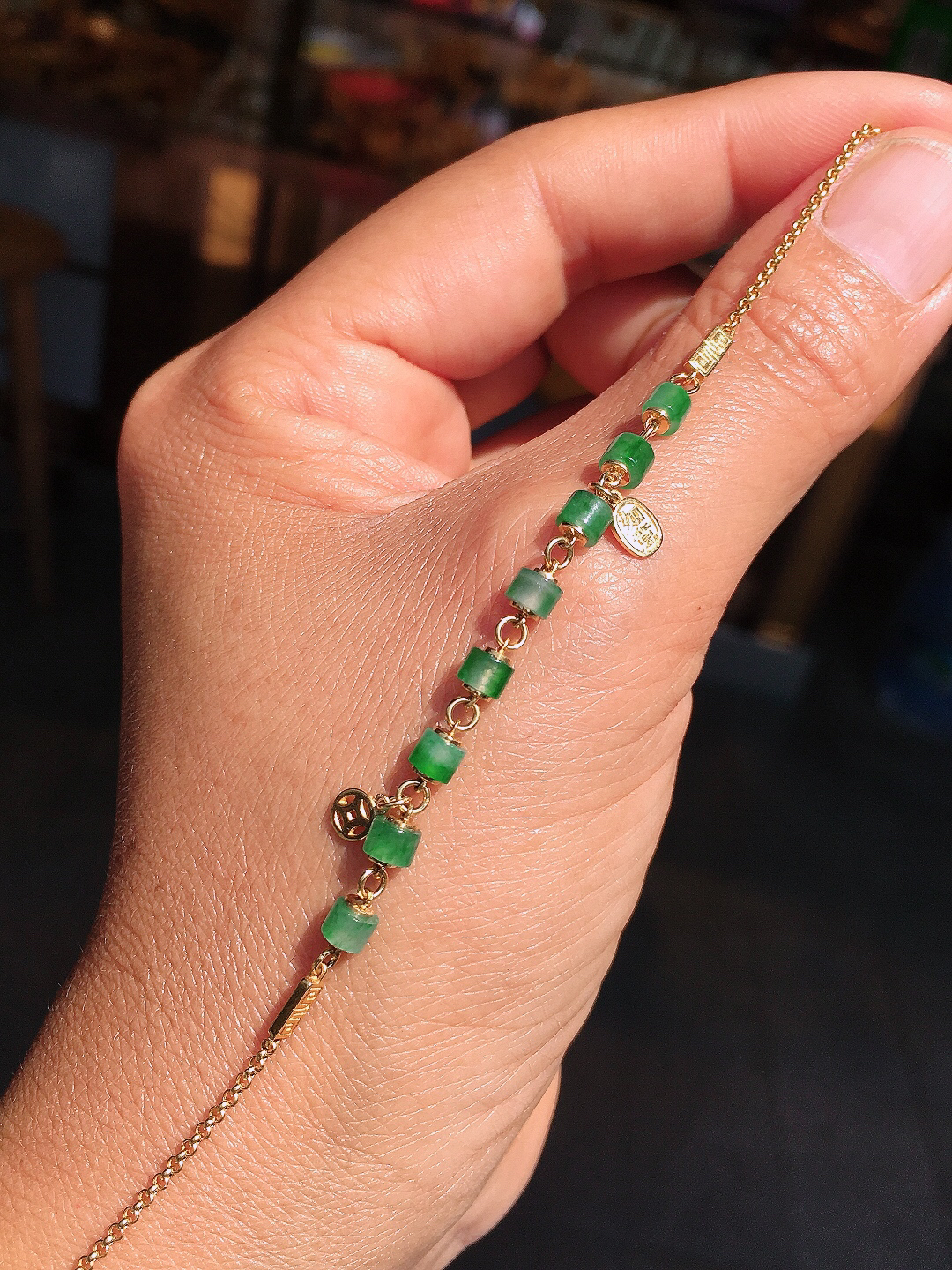 阳绿路路通手链，色泽均匀艳丽，玉质细腻，荧光感超
强，饱满圆润，尽显优雅气质，18k
金豪华镶嵌