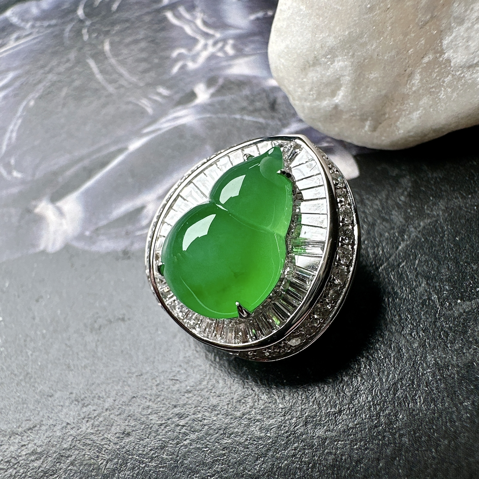 【冰种满绿葫芦吊坠、手链两用款】质地细腻，冰润起光，胶感强烈，冰感明显，18K金钻精美镶嵌，裸石尺寸11.3*7.8*5.3毫米