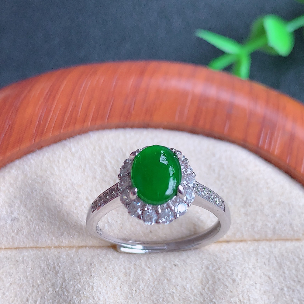 冰润满绿精美环形翡翠戒指  玉质细腻  冰清玉润  飘花灵动  颜色漂亮  W815.9   内径尺寸：17mm  裸石尺寸：8-6mm