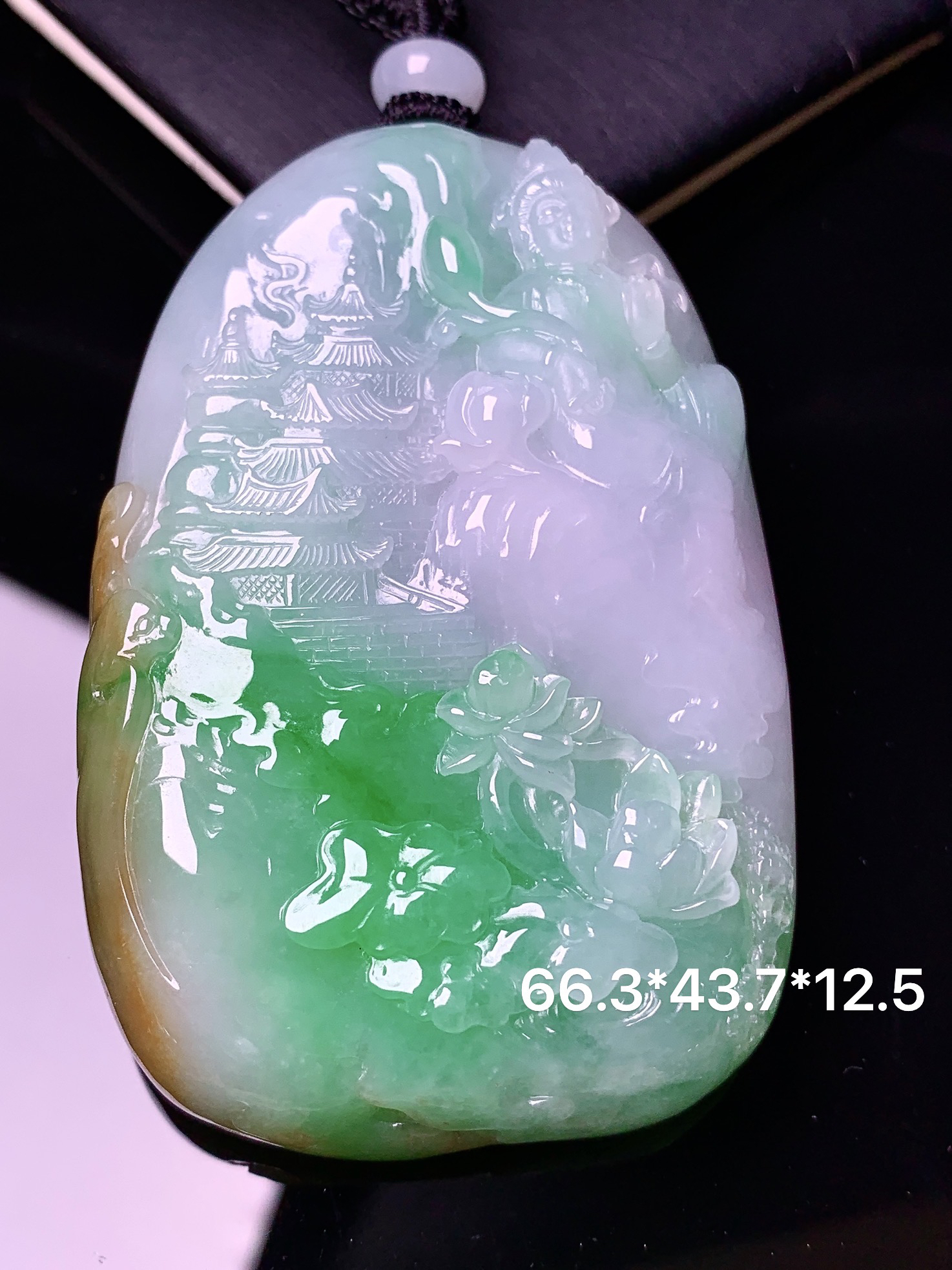 飘绿山水牌子吊坠 玉质细腻 色泽艳丽清新 水润亮眼 整体尺寸66.3*43.7*12.5L1