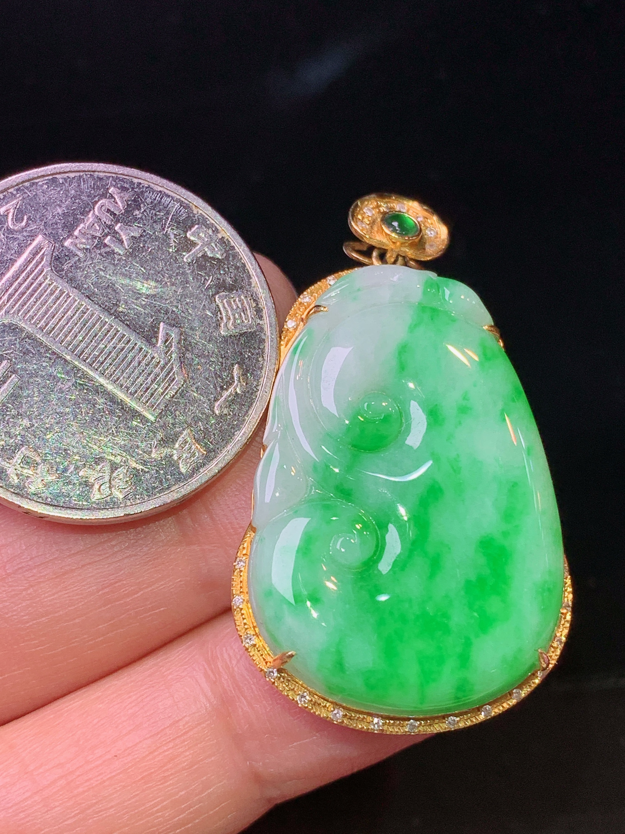 18k金钻镶嵌翠绿如意吊坠 玉质细腻 色泽艳丽清新 水润亮眼 整体尺寸38.5*22.5*6j1